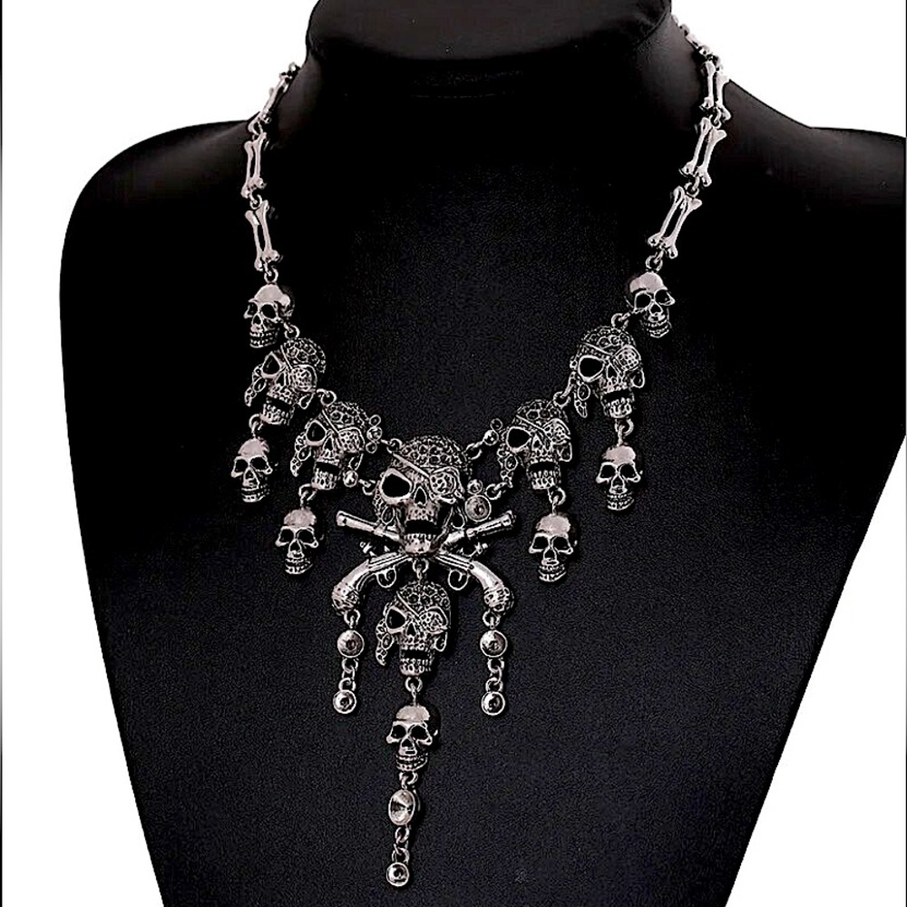 Silver skull☠️ statement necklace